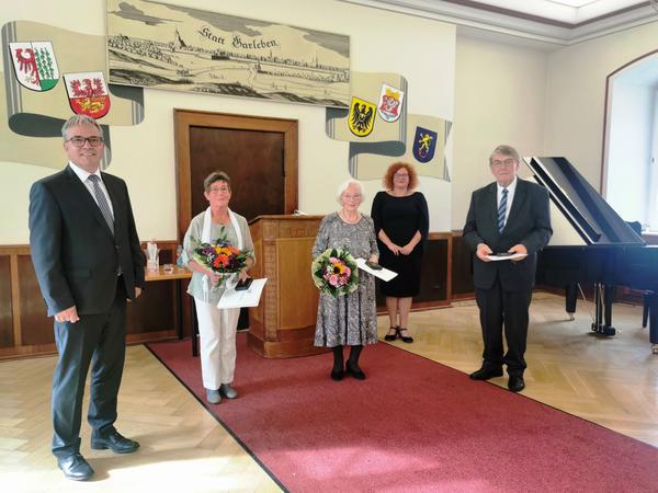 Bild vergrößern: Gruppenfoto Verleihung Ehrennadel des Landes Sachsen-Anhalt