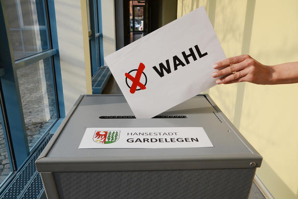 Bild vergr&ouml;&szlig;ern: Wahl Stimmzettel mit Urne