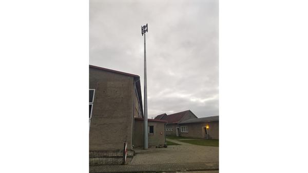 Bild vergrößern: Eine neue Sirene steht an der Sporthalle in Solpke.