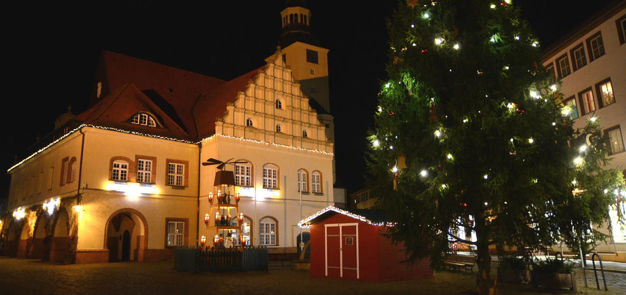 Bild vergrößern: Das Gardelegener Rathaus mit Weihnachtsbaum