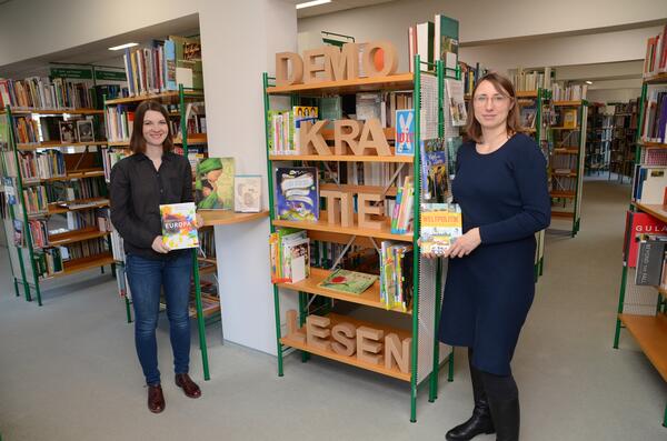 Bild vergrößern: Demokratie lesen!