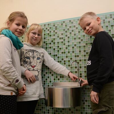 Bild vergrößern: Der Trinkbrunnen in der Jvenitzer Grundschule