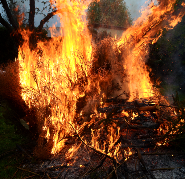 Bild vergrößern: Osterfeuer