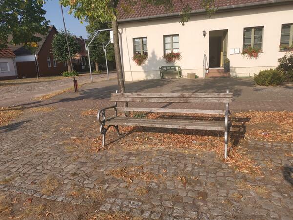 Bild vergr&ouml;&szlig;ern: Sitzb&auml;nke Marktplatz Letzlingen