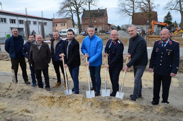 Bild vergr&ouml;&szlig;ern: Spatenstich f�r Solpker Ger�tehaus