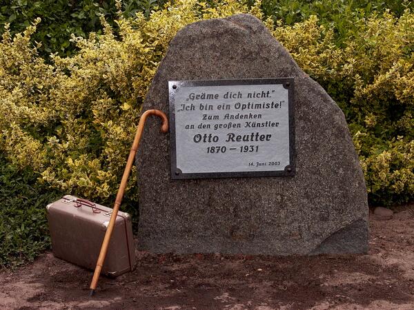 Bild vergr&ouml;&szlig;ern: Bild 6- Gedenkstein auf dem Reutter-Platz