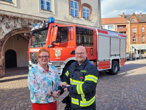 Bild vergr&ouml;&szlig;ern: Schl�ssel�bergabe