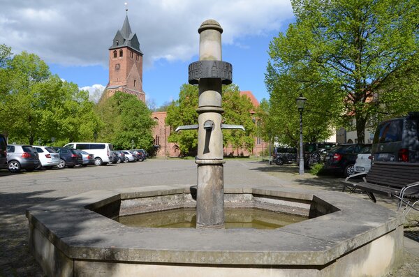 Bild vergr&ouml;&szlig;ern: Brunnen auf dem Holzmark