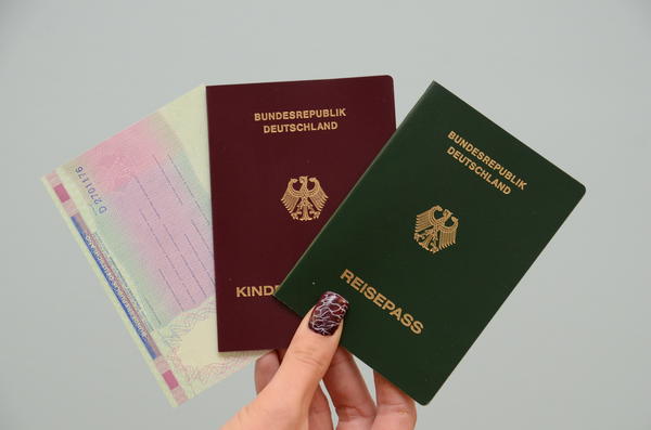 Bild vergrößern: Personalausweis Reisepass
