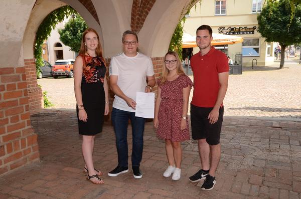 Bild vergrößern: Spendenbergabe